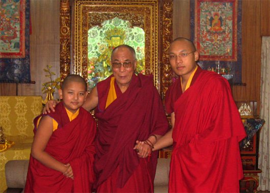 Dalajlama z XVII Karmapą Thaje Dorje i Dziamgonem Kongtrul Rinpocze